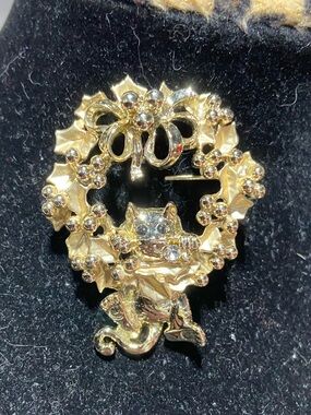 Rare Vintage AJC Gold Tone Cat Wreath Brooch - Women's Jewelry